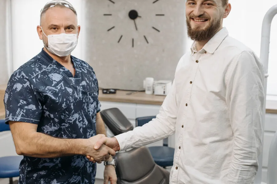 Γιατρός και ασθενής δίνουν τα χέρια μετά τον επανέλεγχο